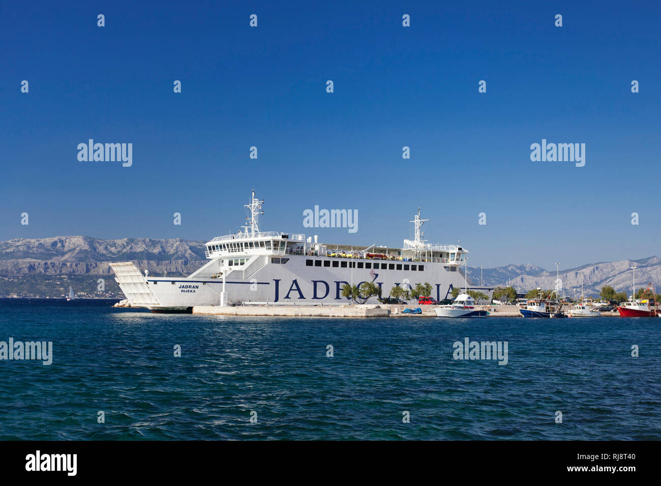 Fähre im Hafen von Supetar, Insel Brac, Dalmatien, Kroatien Stock Photo