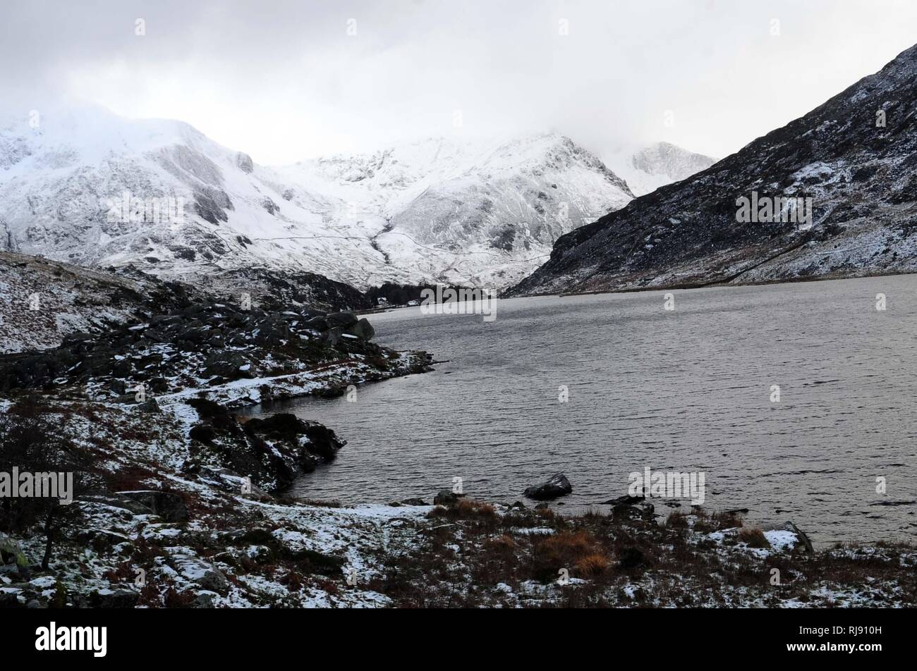 Llyn ogwen and the ogwen valley in winter hires stock photography and
