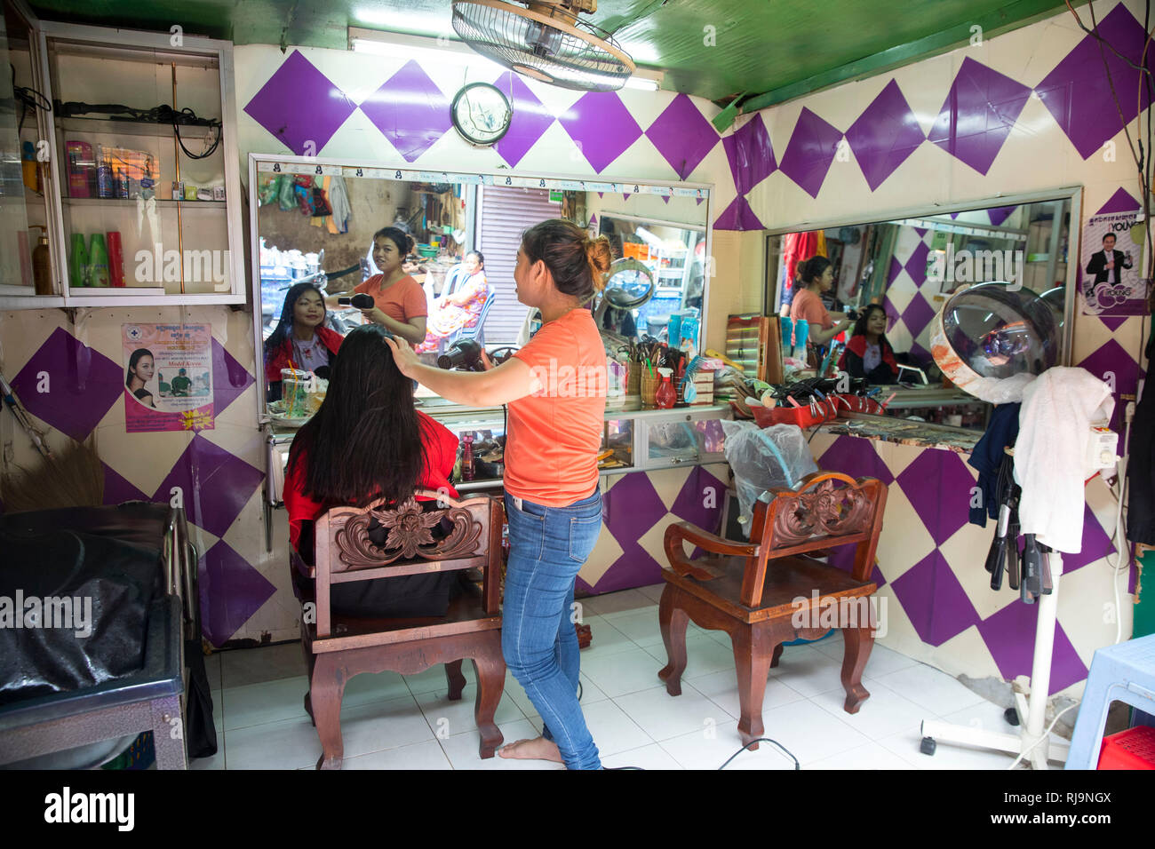 Kambodscha, Phnom Penh, Kandal Market, Markt der Armen, hier gibt es alles, Lebensmittel, Werkzeug und Ersatzteile sowie Kosmetik und einen Haarschnit Stock Photo