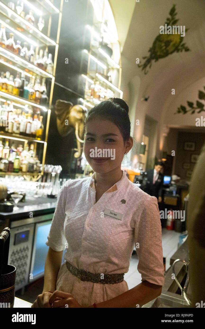Kambodscha, Phnom Penh, Bedienung in der Bar des berühmten Raffles Hotel Stock Photo