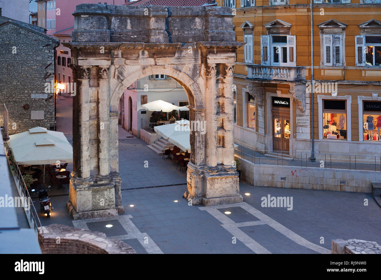 Triumphbogen der Sergier in der Altstadt von Pula, Istrien, Kroatien Stock Photo