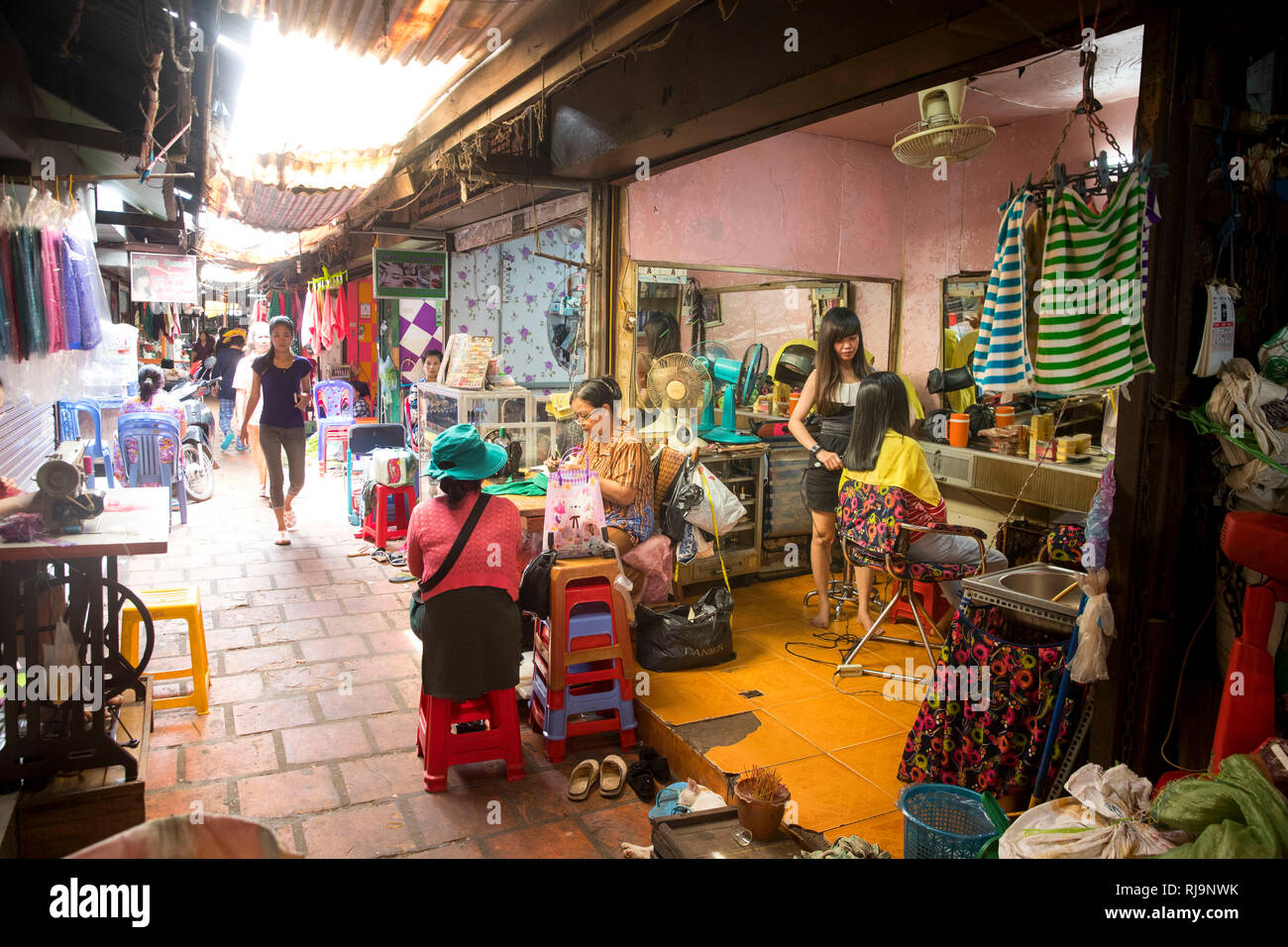 Kambodscha, Phnom Penh, Kandal Market, Markt der Armen, hier gibt es alles, Lebensmittel, Werkzeug und Ersatzteile sowie Kosmetik und einen Haarschnit Stock Photo
