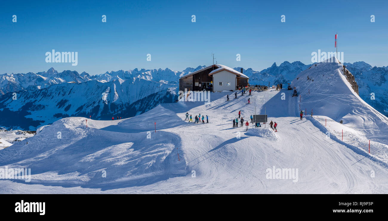 Ifenbahn, Bergstation der Hahnenköpflebahn, Gottesackerplateau, Kleinwalsertal, Vorarlberg, Österreich, dahinter der Allgäuer Hauptkamm, Bayern, Deuts Stock Photo