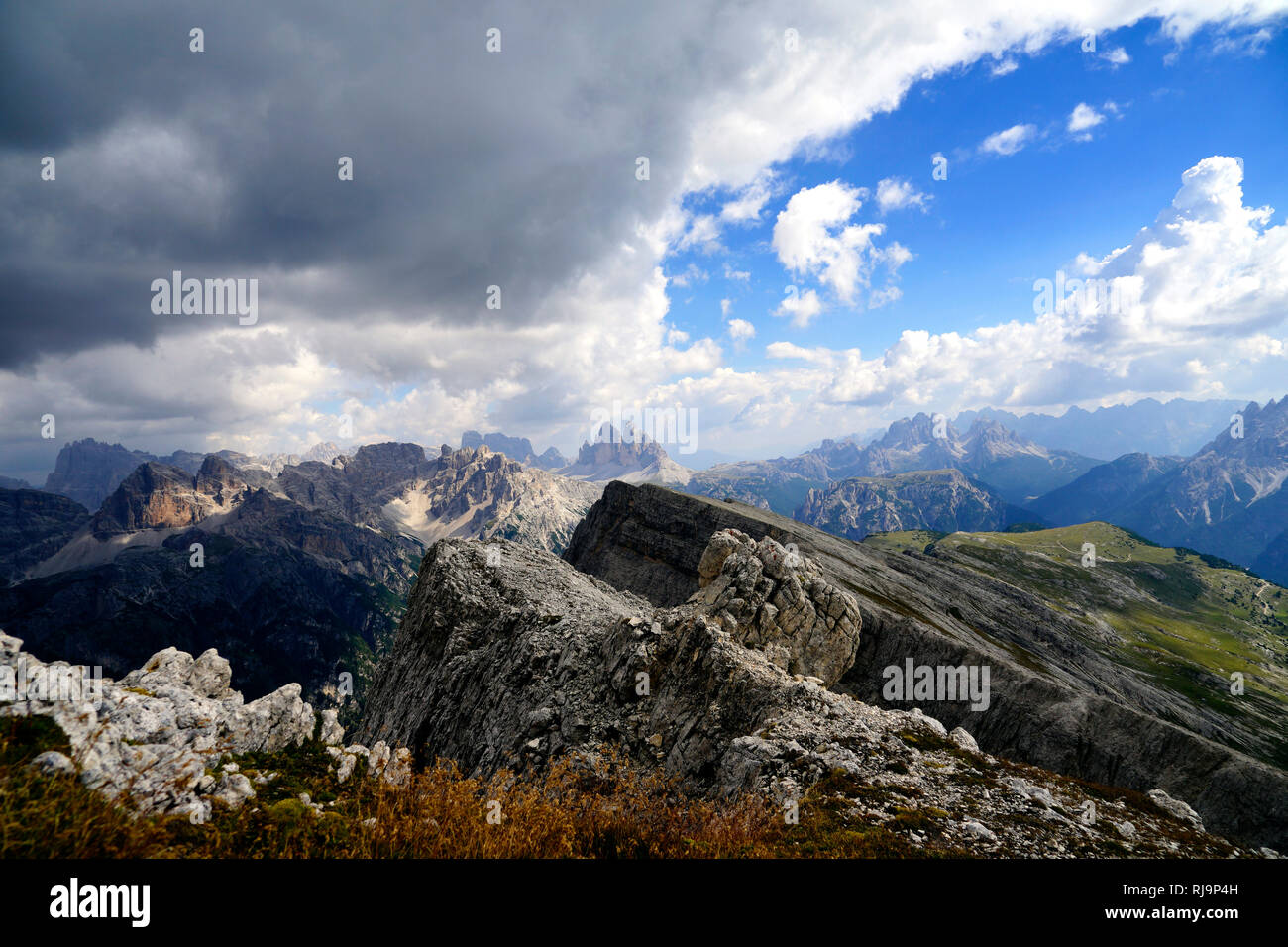 Europa, Italien, Südtirol, Pragser Dolomiten, Plätzwiese, Dürrenstein, 2839m, Drei Zinnen Blick Stock Photo