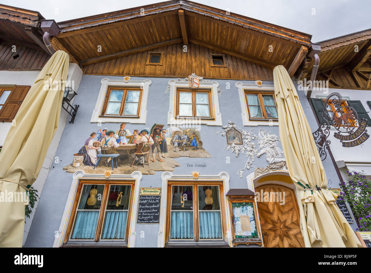 Hausfassade mit Lüftlmalerei, Mittenwald, Werdenfelser Land, Oberbayern, Bayern, Deutschland, Europa Stock Photo