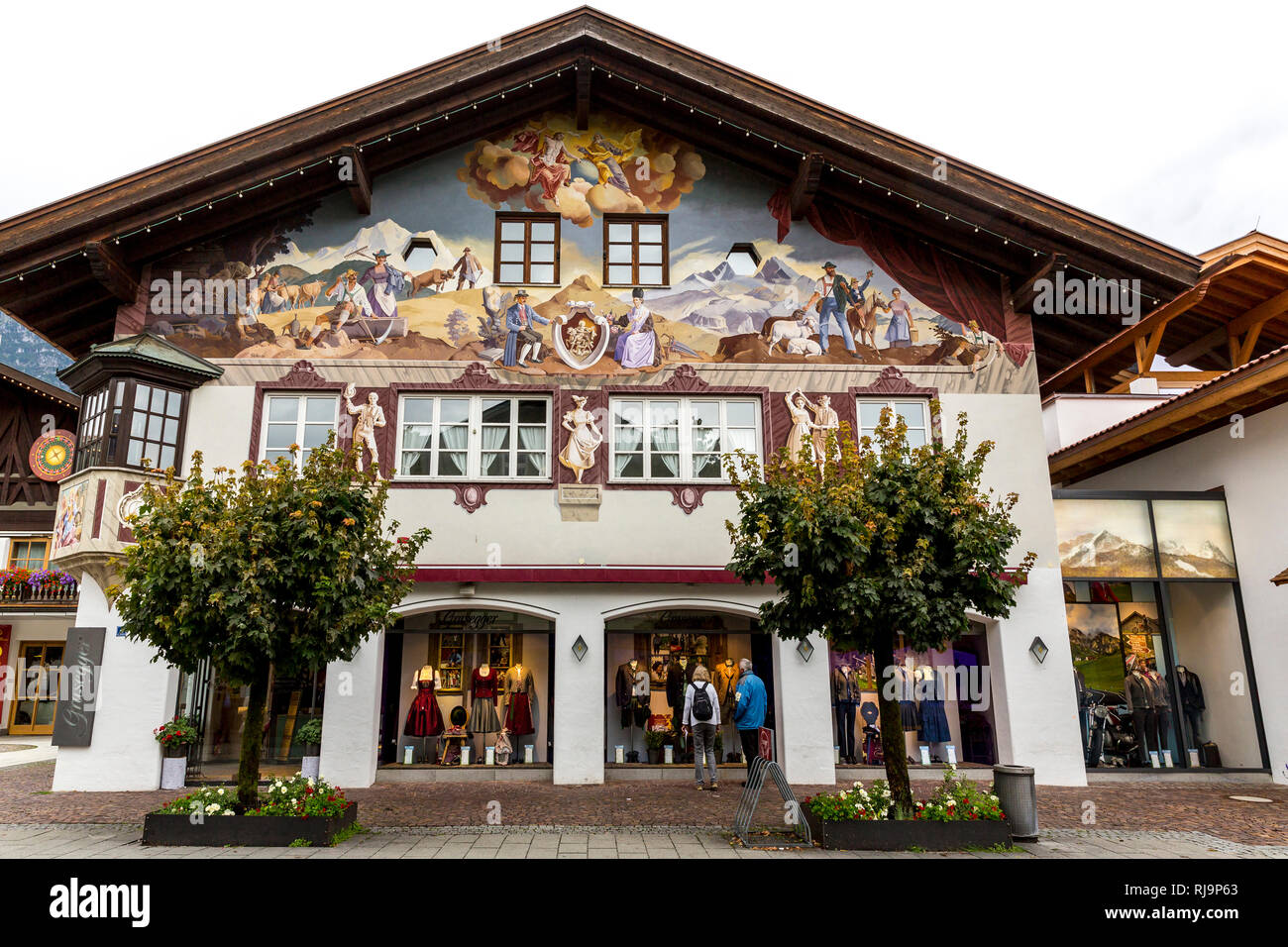 Hausfassade mit Lüftlmalerei, Ortsteil Garmisch, Garmisch-Partenkirchen, Werdenfelser Land, Oberbayern, Bayern, Deutschland, Europa Stock Photo