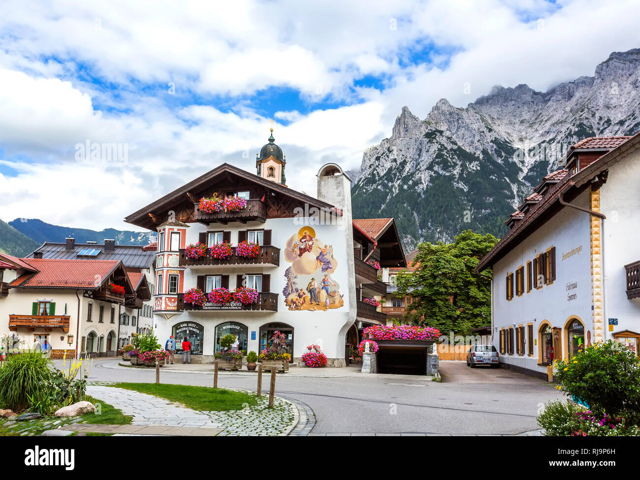 Hausfassaden mit Lüftlmalerei, hinten das Karwendel, Mittenwald, Werdenfelser Land, Oberbayern, Bayern, Deutschland, Europa Stock Photo