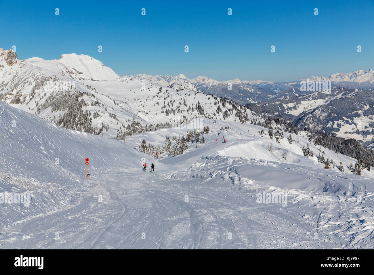 Panorama Winterwanderweg, Gipfelstation Fulseck, 2033 m, hinten der Höllwand, 2287 m, Tauernkogel, 2247 m, und Gosaukamm, Dorfgastein, Gasteinertal, B Stock Photo