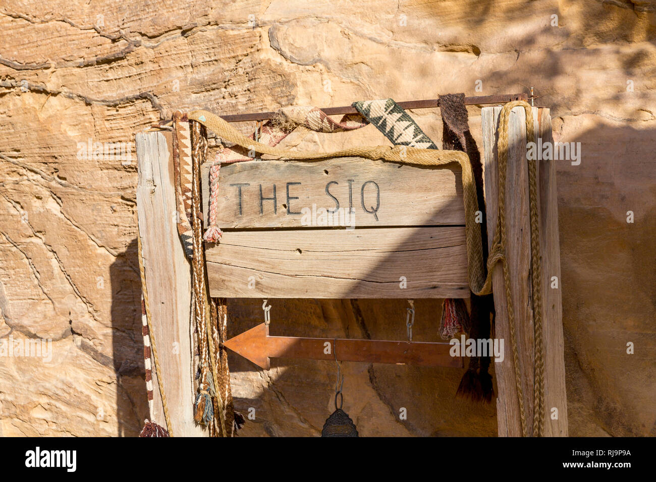 Eingangsschild, Der Sik, The Siq, Felsschlucht, Petra, Wadi Musa, Nabatäer Hauptstadt, UNESCO Weltkulturerbe, Jordanien, Asien Stock Photo