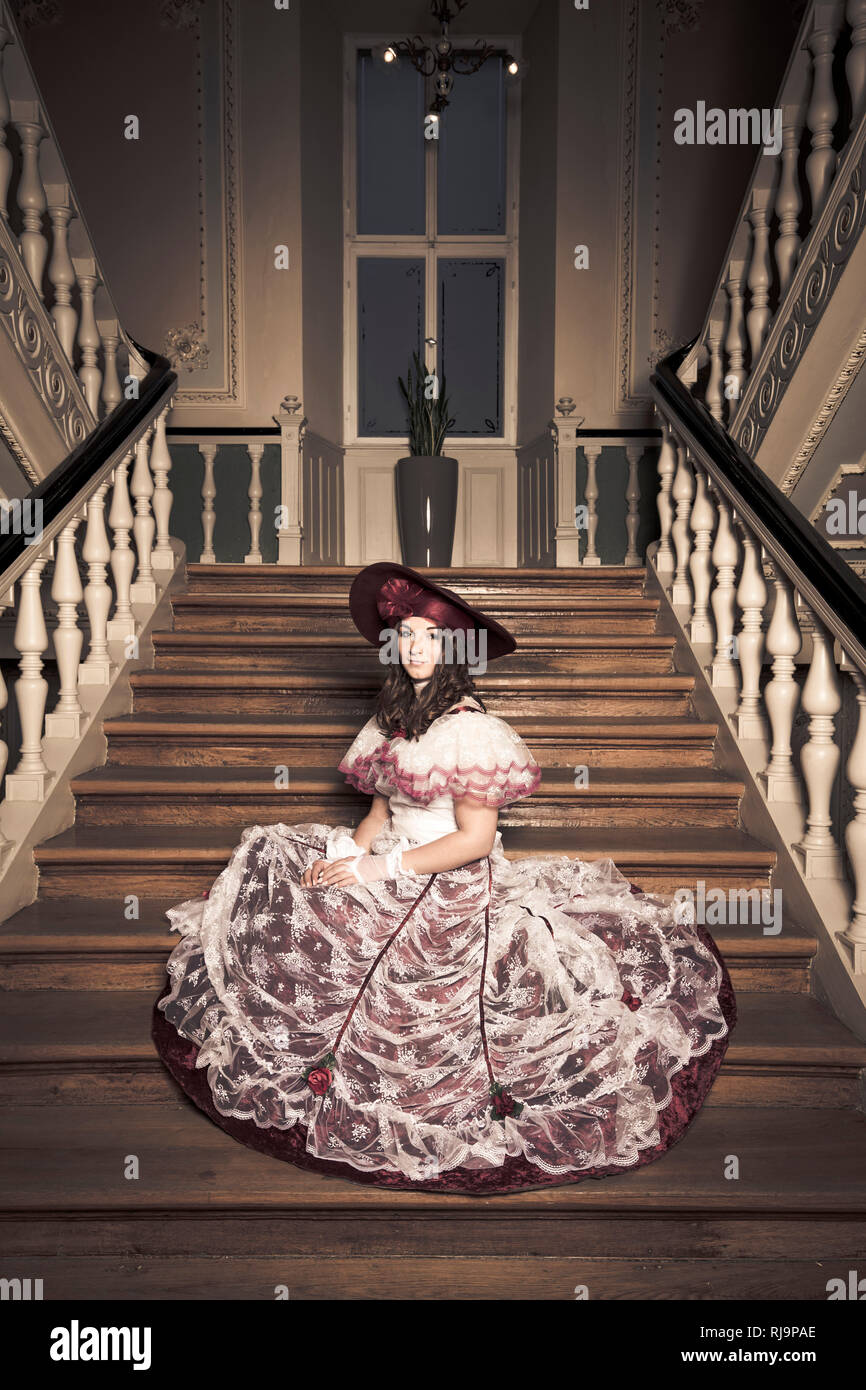 Junge Frau in historischer Kleidung in einem Treppenhaus, Stock Photo