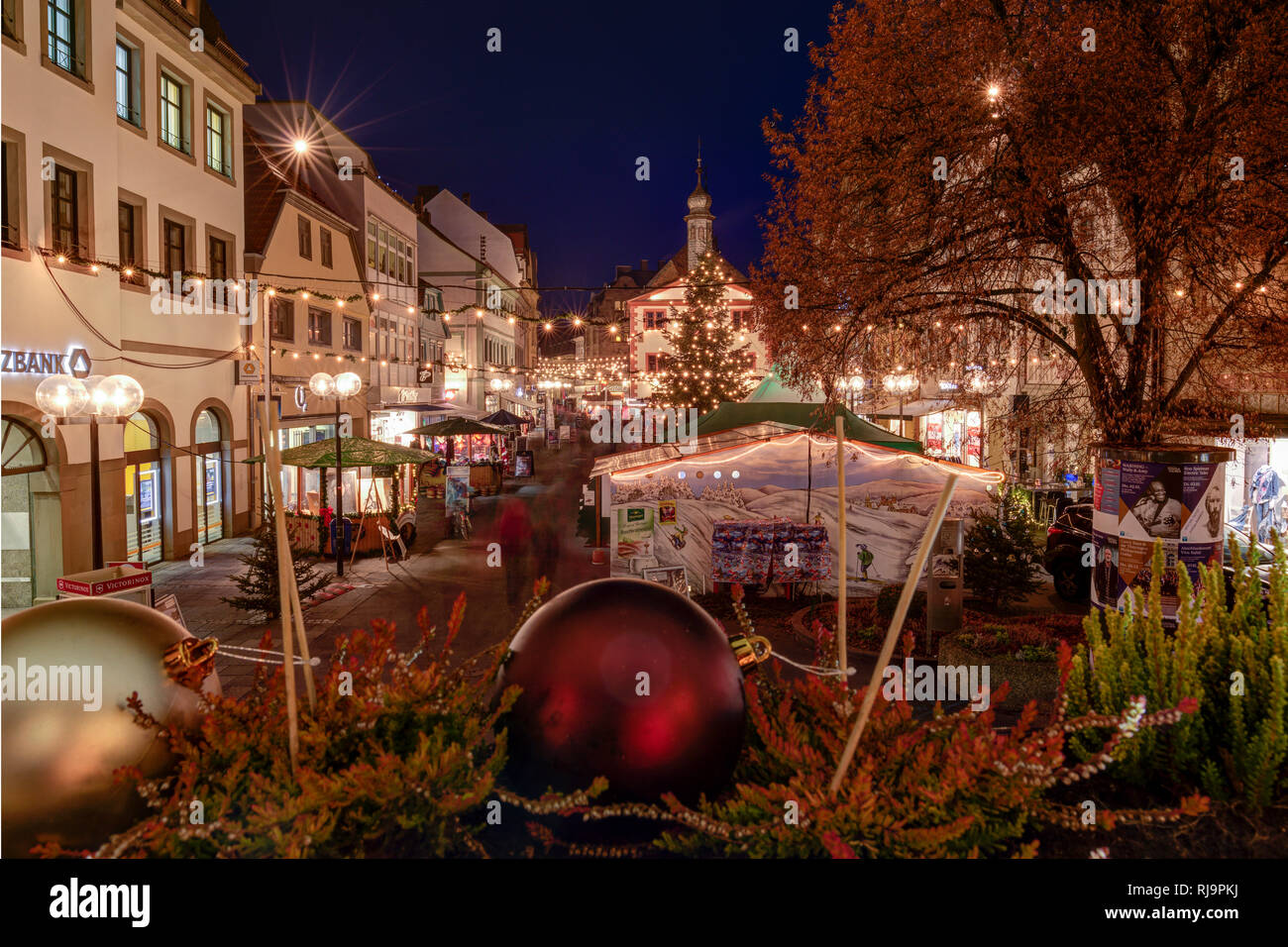 Weihnachtsmarkt, Marktplatz, Altes Rathaus, Fußgängerzentrum, Zentrum, Kurstadt, Blaue Stunde, Weihnachtsdekoration, Bad Kissingen, Franken, Bayern, D Stock Photo