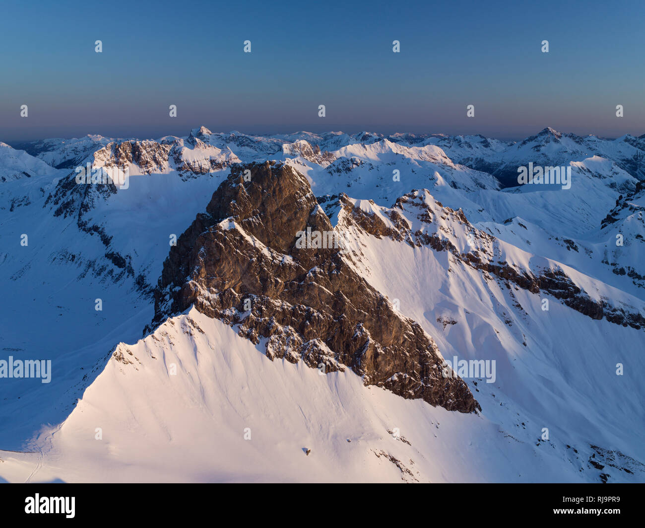 Blick von der Valluga zur Roggspitze im Winter, Arlberg, Lechtaler Alpen, Tirol, Österreich Stock Photo