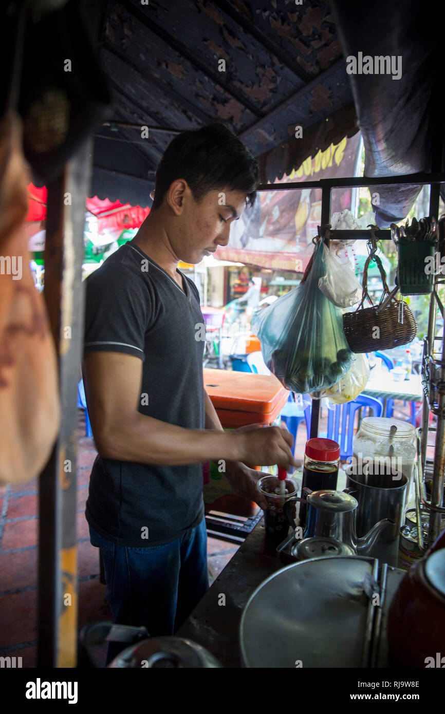 Kambodscha, Phnom Penh, Straßenverkäufer bereitet ein Getränk zu Stock Photo