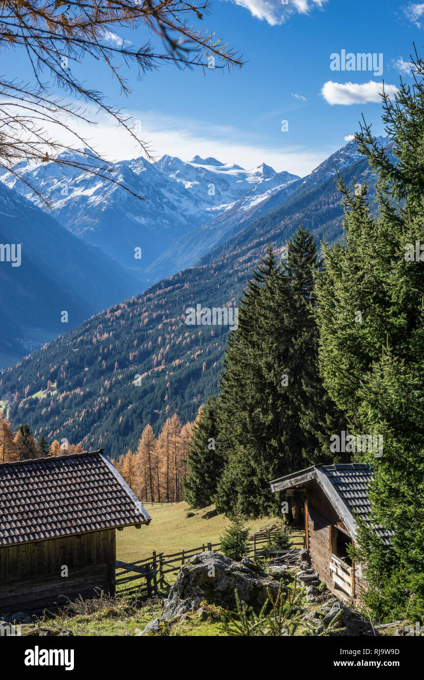 Österreich, Tirol, Stubaier Alpen, Neustift, Herbstlicher Blick in das Stubaital bis zum Stubaier Gletscher Stock Photo