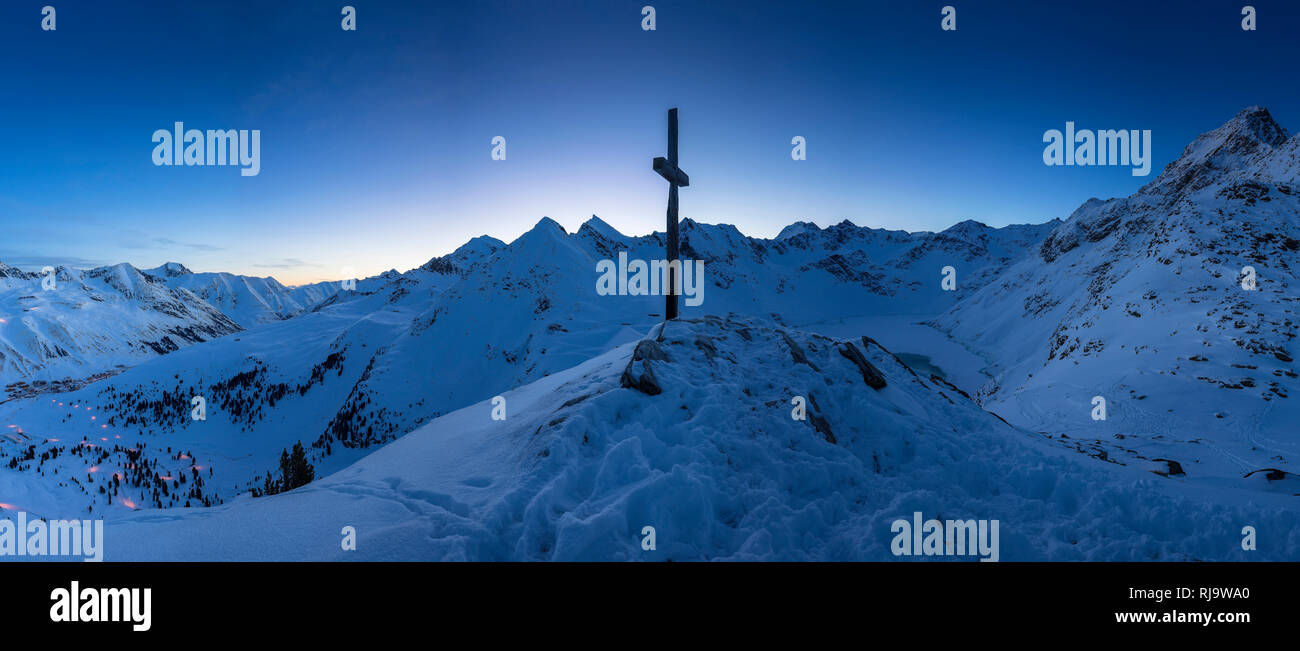 Österreich, Tirol, Stubaier Alpen, Kühtai, Panorama von der Mute in Kühtai zur Morgendämmerung Stock Photo