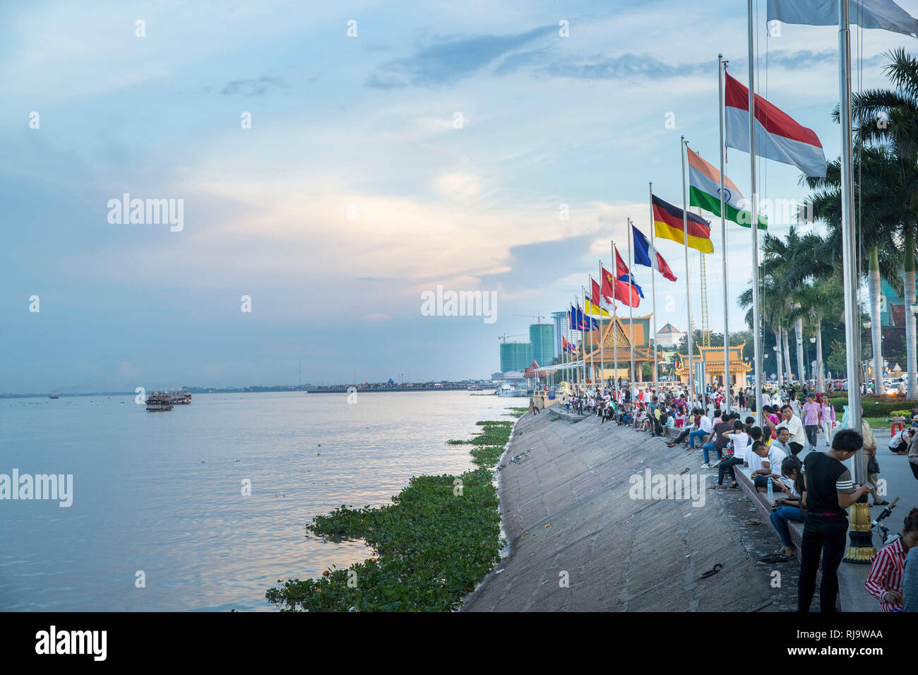 Kambodscha, Phnom Penh, Uferpromenade des Mekong, Einheimische spazieren und amüsieren sich Stock Photo
