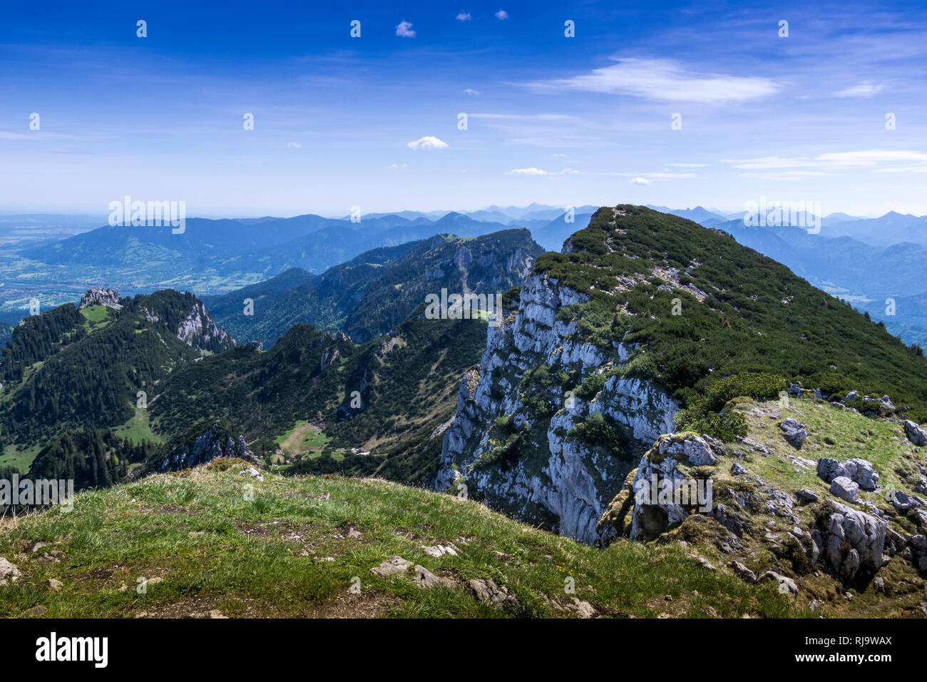 Deutschland, Bayern, Bayerische Alpen, Lenggries, Blick über die Benediktenwand in Richtung Brauneck Stock Photo