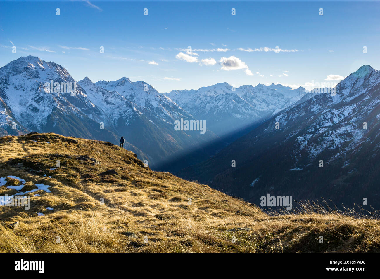Österreich, Tirol, Stubaier Alpen, Neustift, Wanderer genießt die herbstliche Aussicht von der Starkenburger Hütte auf die Stubaier Bergwelt Stock Photo