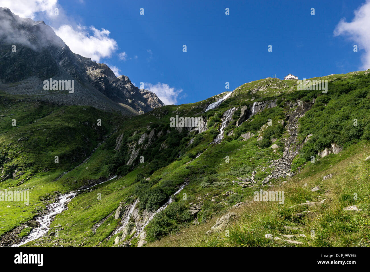 Österreich, Tirol, Stubaier Alpen, Neustift, Blick auf den Falbesoner Wasserfall und die Neue Regensburger Hütte auf der Geländekante Stock Photo