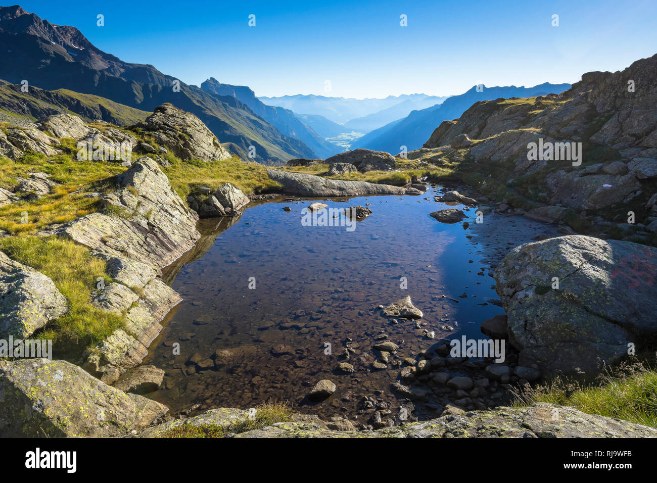 Österreich, Tirol, Stubaier Alpen, Wipptal, Gschnitz, Blick hinunter in das Gschnitztal im Abstieg von der Bremer Hütte Stock Photo