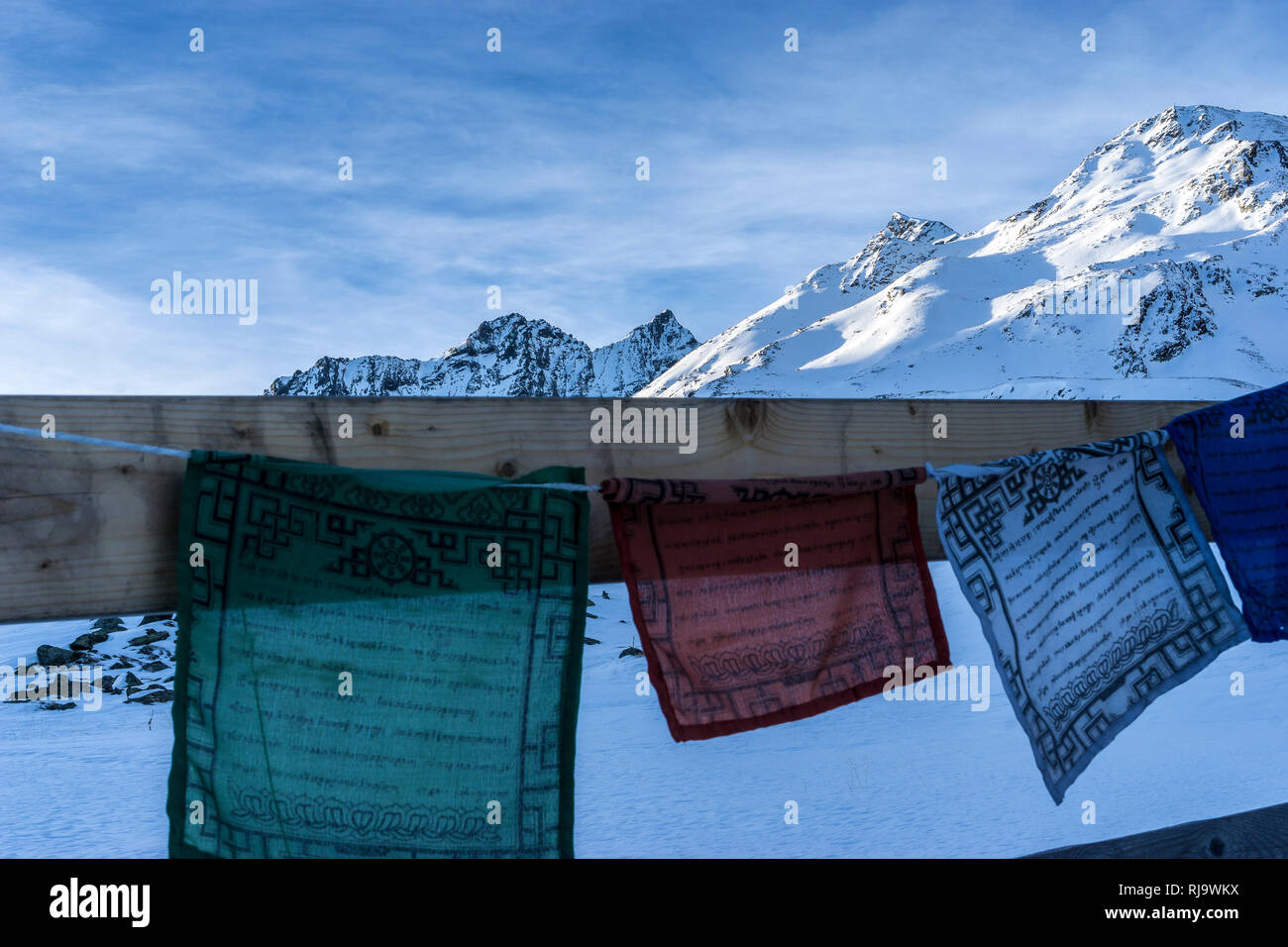 Österreich, Tirol, Stubaier Alpen, Sellrain, St. Sigmund, Tibetische Gebetsfahnen auf der Pforzheimer Hütte Stock Photo