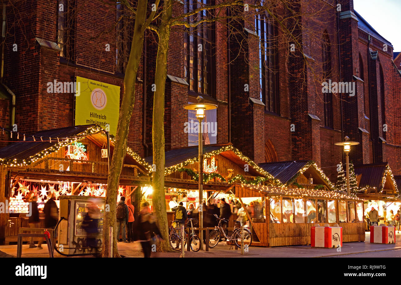 Europa, Deutschland, Hansestadt Hamburg, Mönckeberg Straße, Weihnachtsmarkt an der St. Petri Kirche, Einkaufsstraße Stock Photo