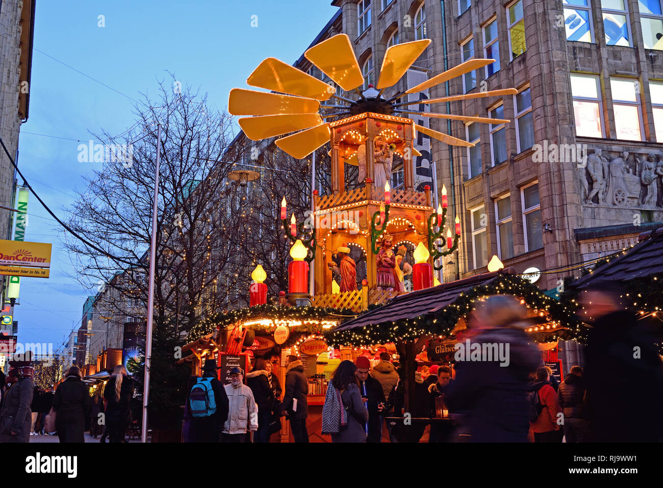 Europa, Deutschland, Hansestadt Hamburg, Spitaler Straße, Weihnachtsmarkt, Einkaufsstraße Stock Photo