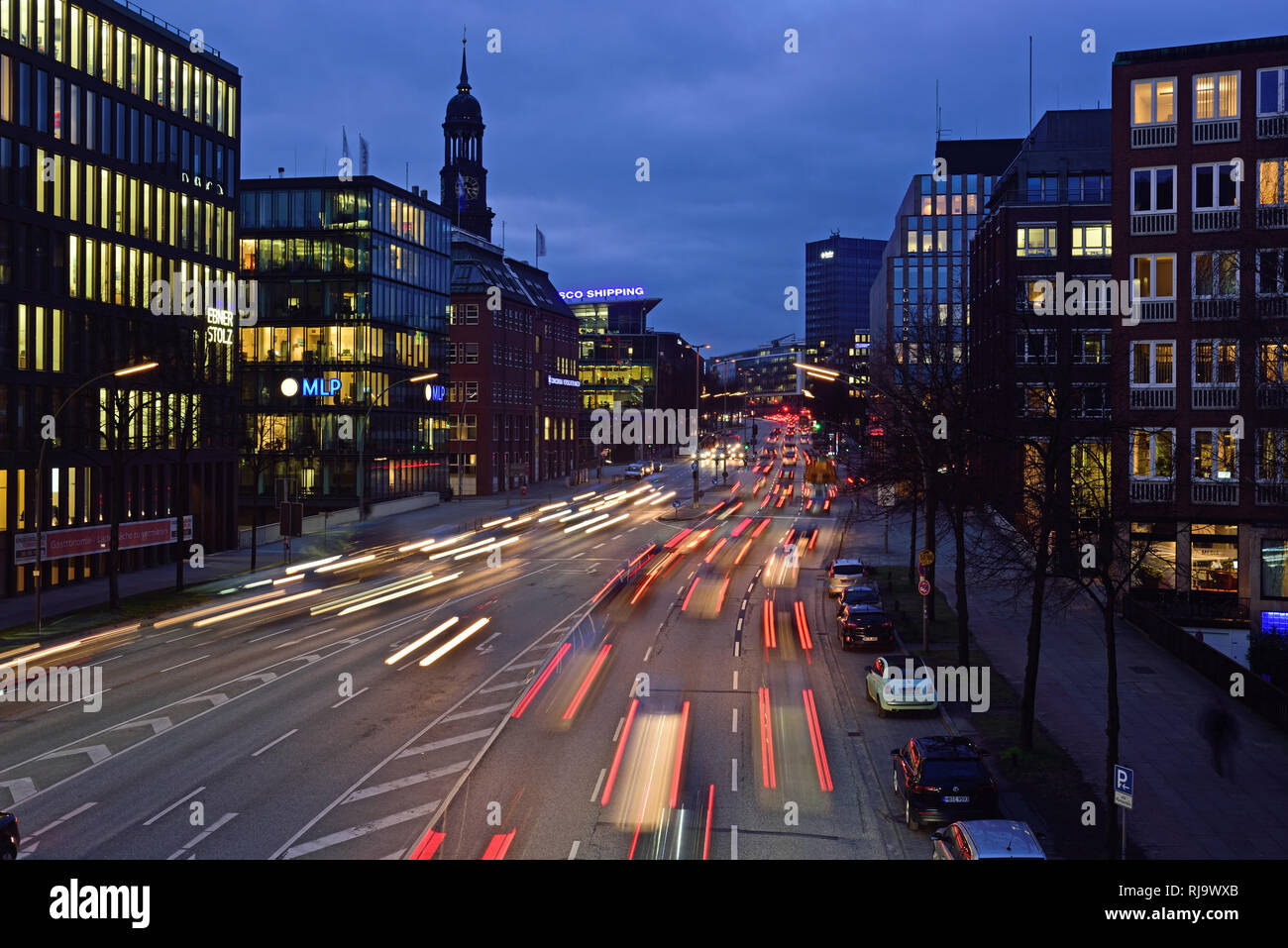 Europa, Deutschland, Hamburg, City, Ludwig-Erhard-Str., Verkehr am Abend Stock Photo