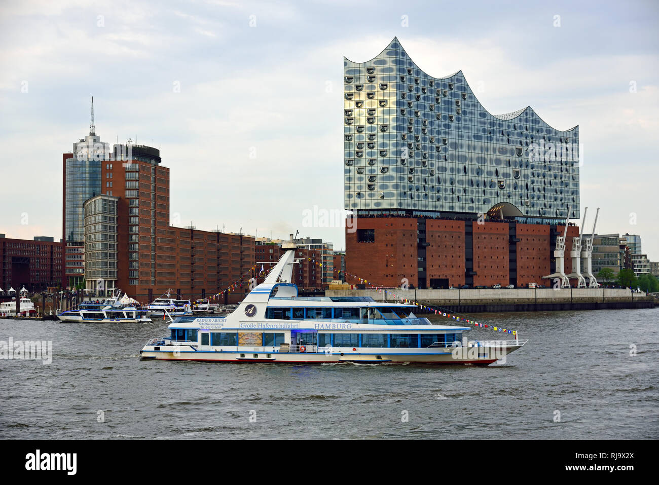 Europa, Deutschland, Hansestadt Hamburg, Elbe, Elbphilharmonie vom Wasser aus gesehen, Hafenrundfahrtschiff Hamburg, Stock Photo