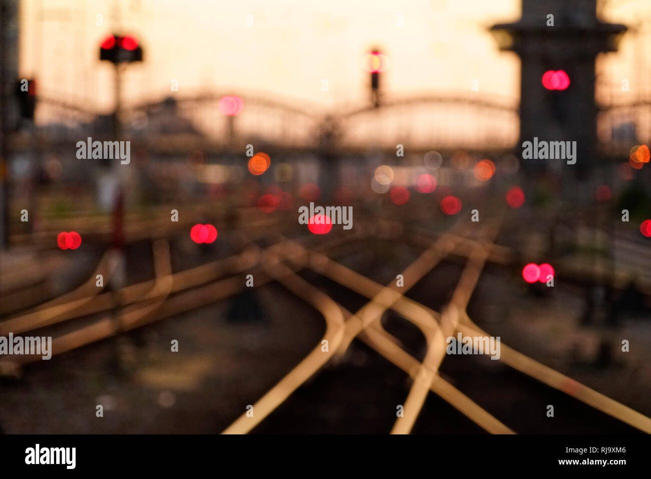 Deutschland, Bayern, München, Hauptbahnhof, Gleisanlage mit Kreuzung, Abendstimmung, unscharf, verschwommen Stock Photo