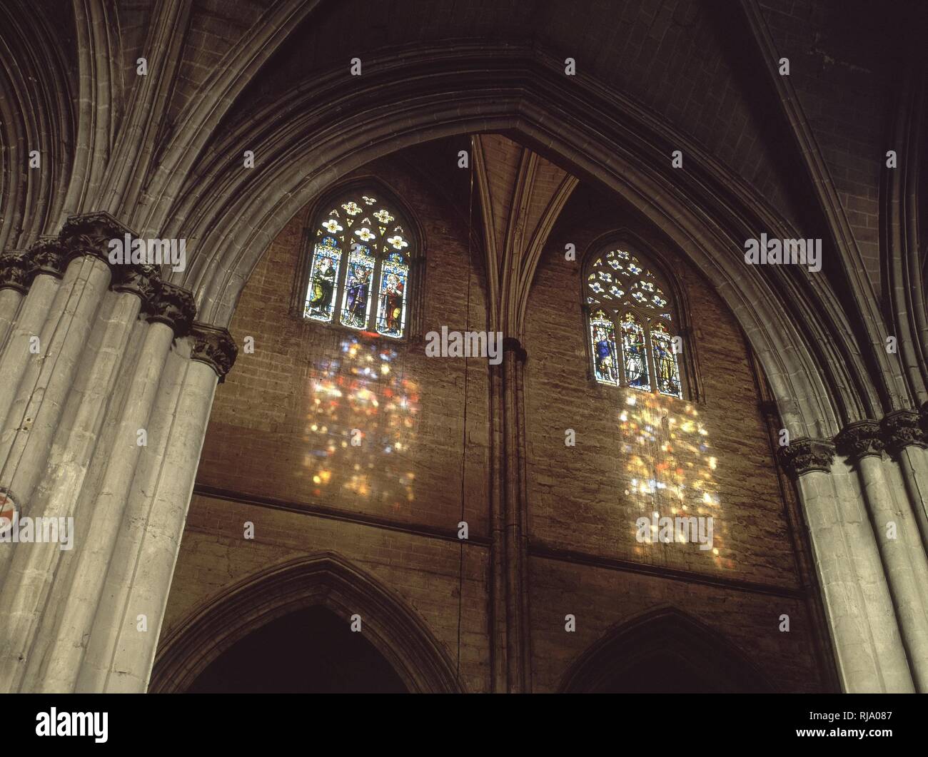 INTERIOR-ARCO GOTICO-VENTANA FLAMIGERA-REFLEJO. Location: CATEDRAL ...