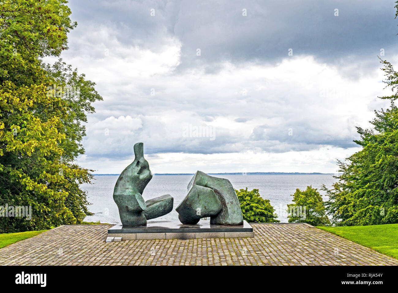 Humlebaek (Denmark): Louisiana Museum of Modern Art, located on the shore of the Øresund; Herny Moore: Two Piece Reclining Figure No. 5 Stock Photo