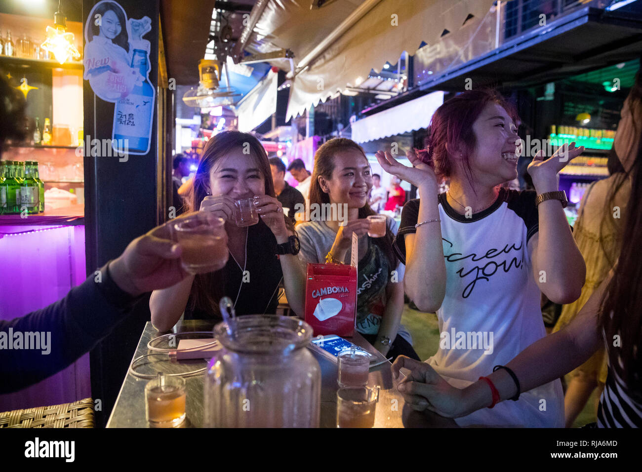 Kambodscha, Phnom Penh, Jet Containers, ein modernes Bar- und Vergnügungsviertel aus ehemaligen Containern spricht vor allem die junge Generation der  Stock Photo
