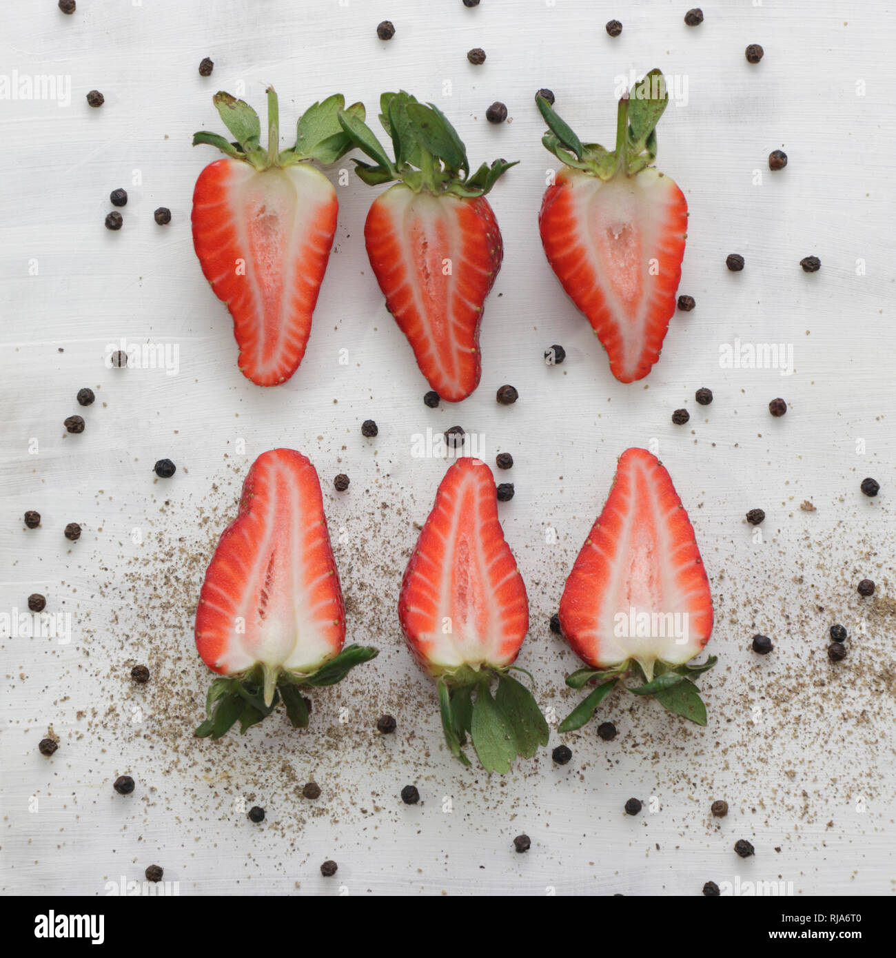 Erdbeeren mit schwarzem Pfeffer Stock Photo