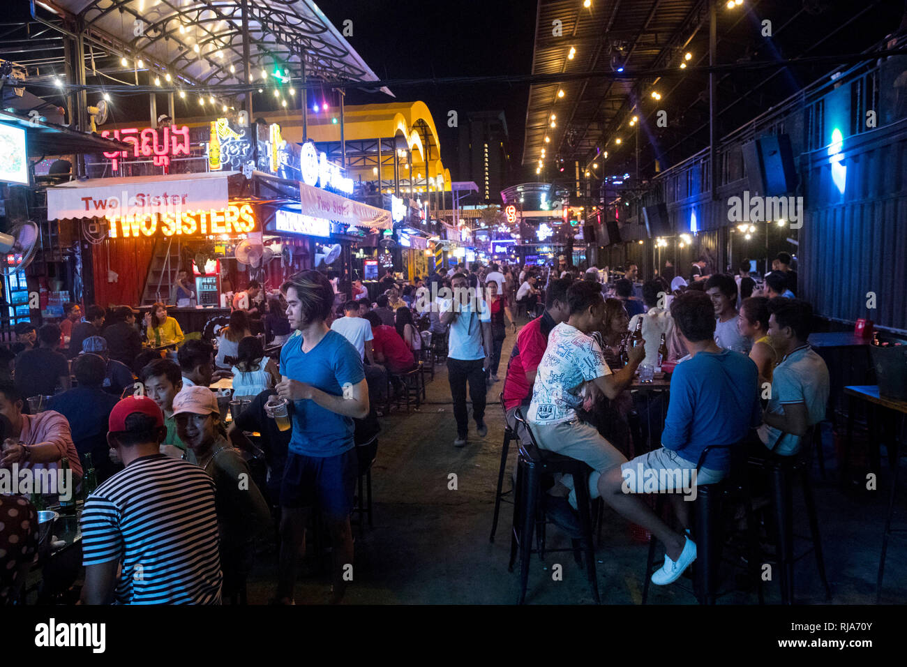 Kambodscha, Phnom Penh, Jet Containers, ein modernes Bar- und Vergnügungsviertel aus ehemaligen Containern spricht vor allem die junge Generation der  Stock Photo