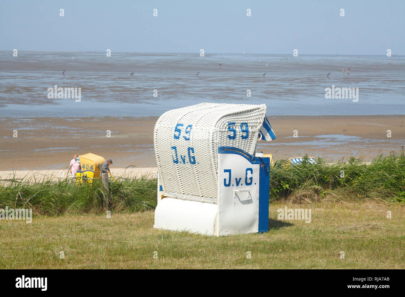 Strandkorb mit Strand und Watt in CuxhavenDuhnen, Nordseeheilbad