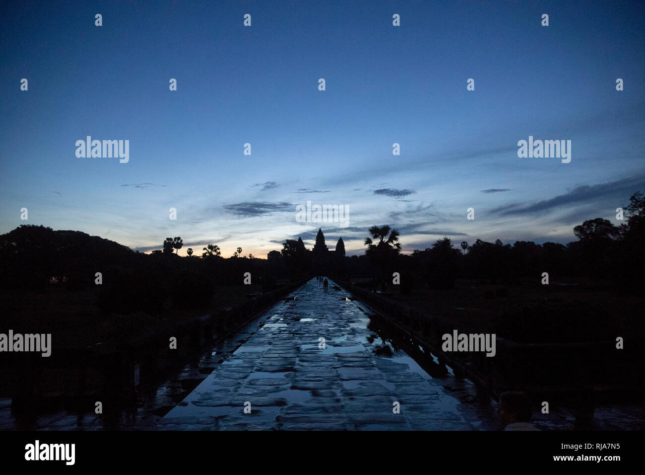 Siem Reap, Angkor, Angkor Wat Tempel, Blick auf den Haupteingang des Tempels vor Sonnenaufgang Stock Photo