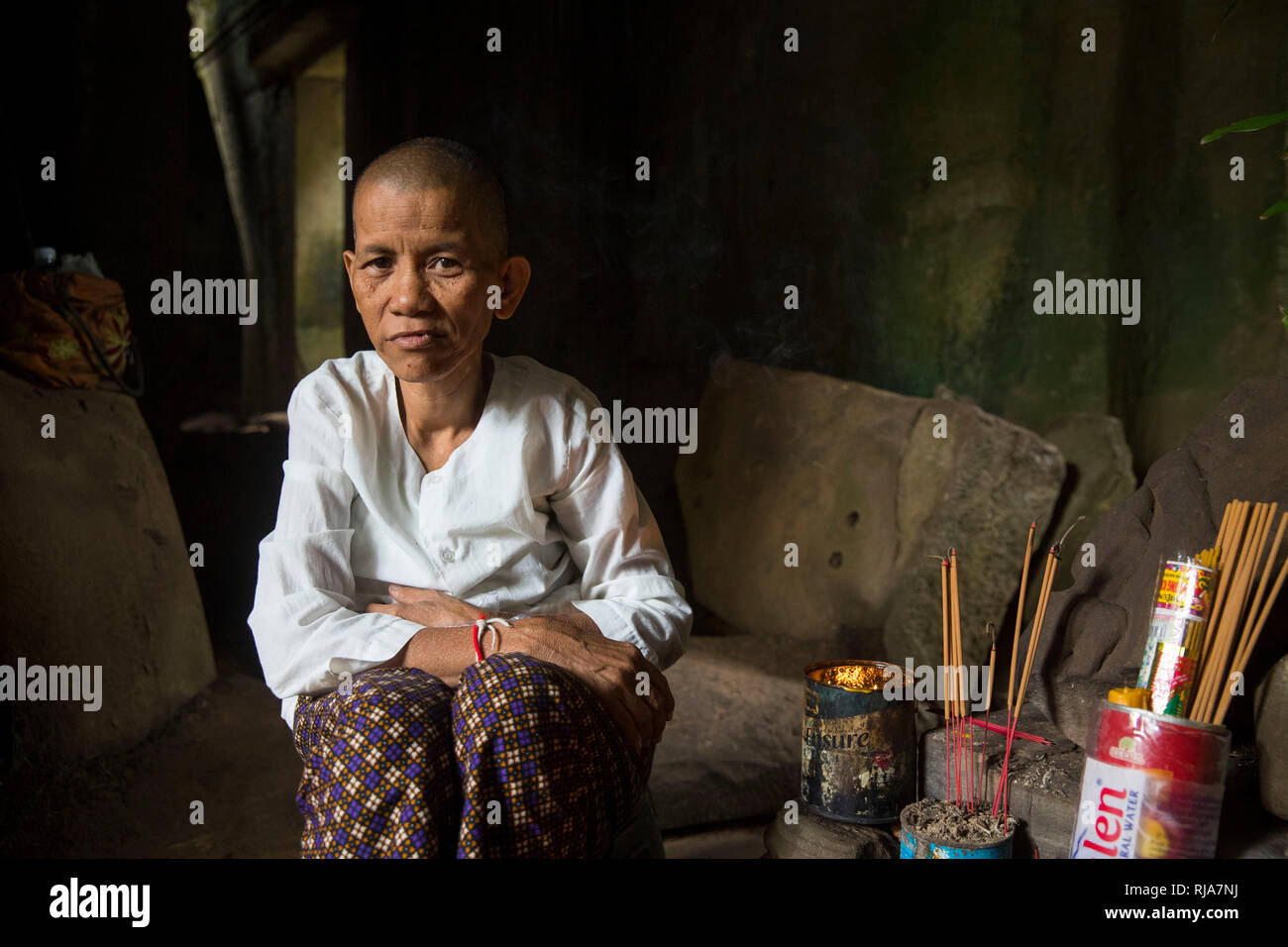 Siem Reap, Angkor, Tempel Tha Prom, eine Frau betet für dich und bindet dir dann ein Band um die Hand Stock Photo