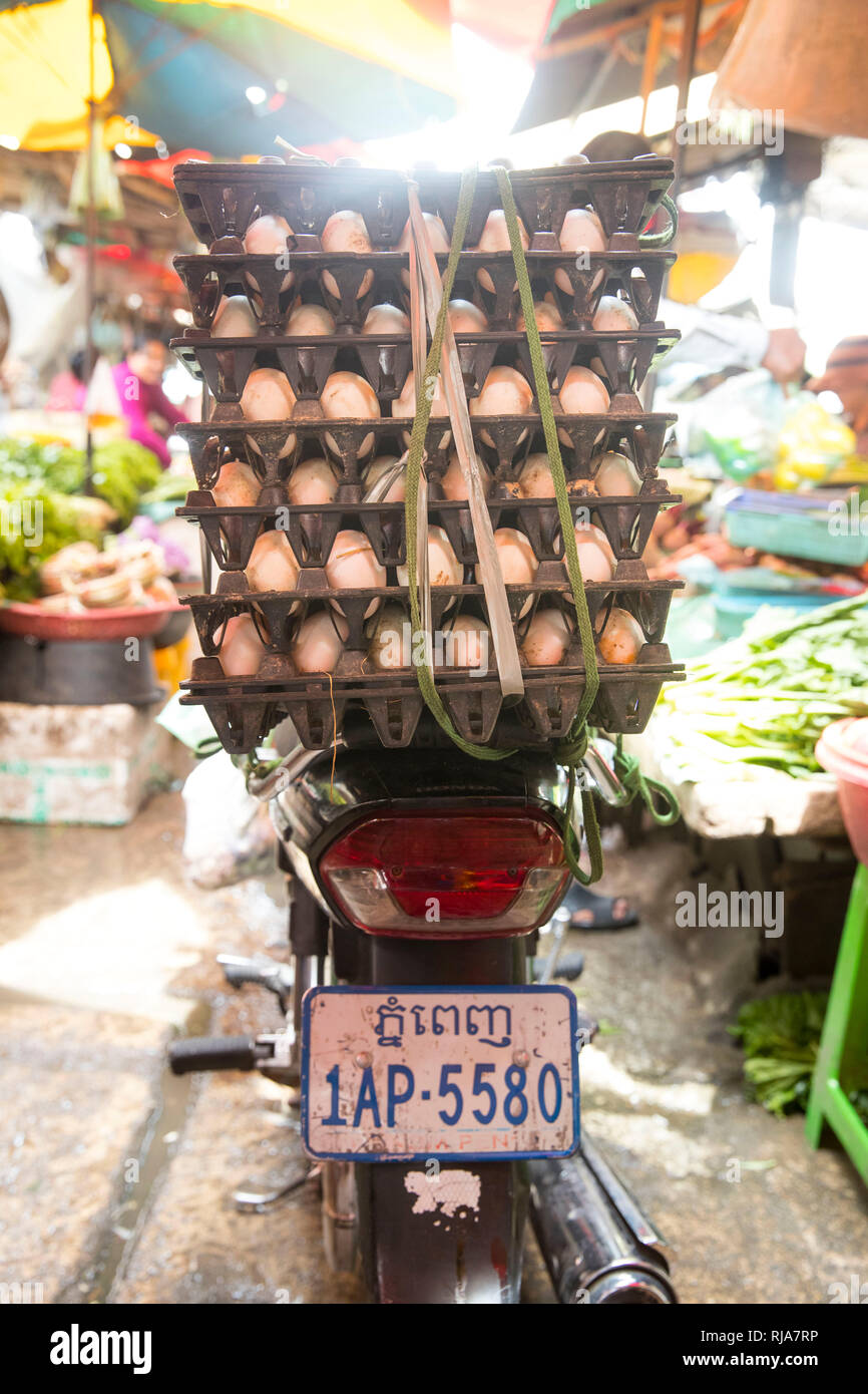 Kambodscha, Phnom Penh, Kandal Market, Markt der Armen, hier gibt es alles, Lebensmittel, Werkzeug und Ersatzteile sowie Kosmetik und einen Haarschnit Stock Photo