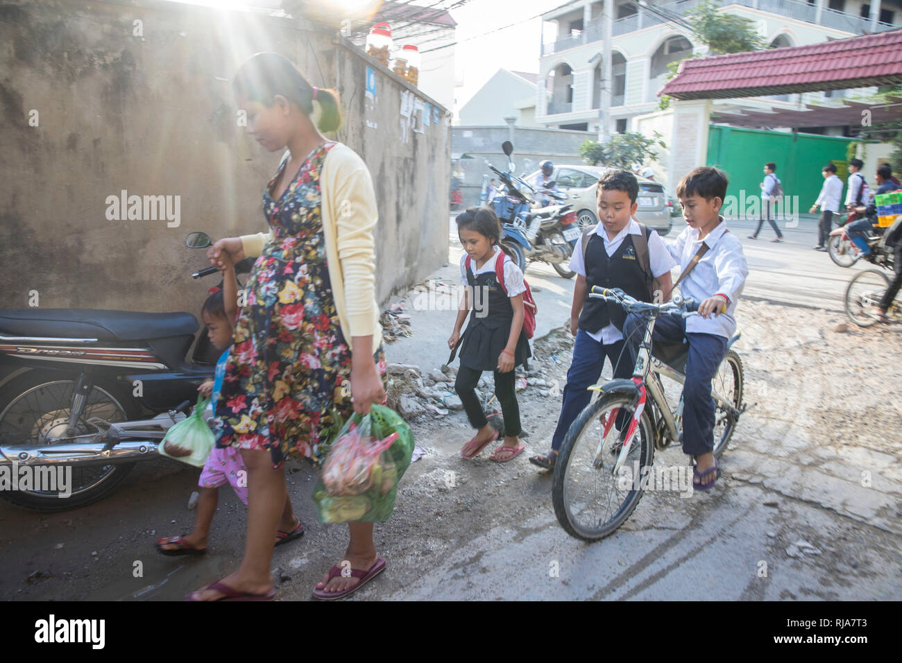 Kambodscha, Phnom Penh, Straßenszene, Kinder auf dem Schulweg Stock Photo