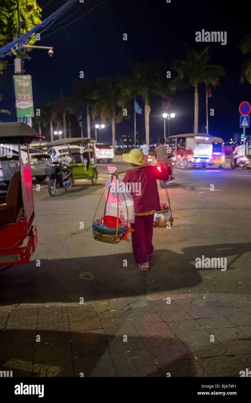 Kambodscha, nächtliche Straßenszene mit Straßenverkäufern Stock Photo