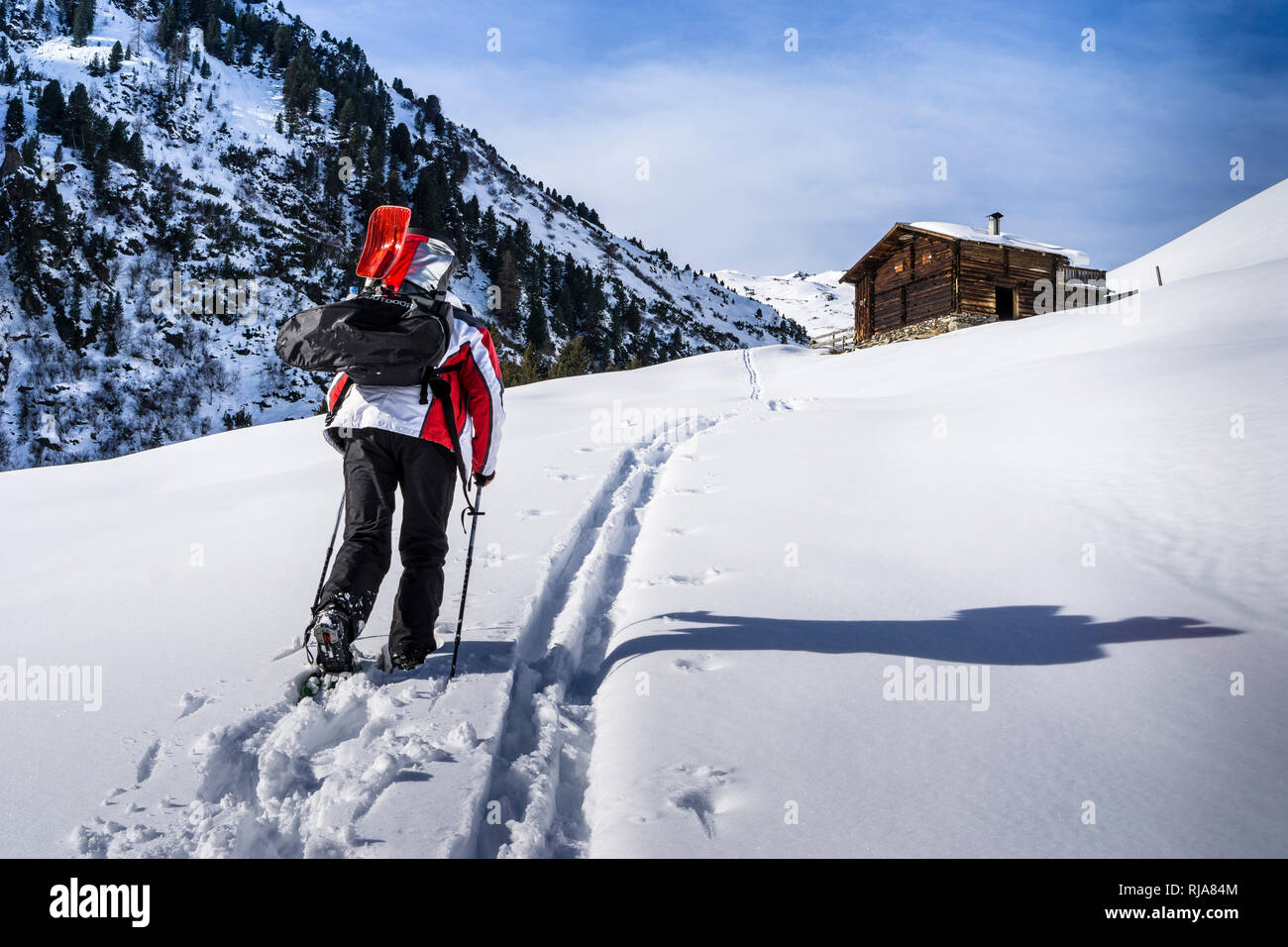 Schneeschuhwanderer in den Tuxer Alpen, Österreich, Tirol Stock Photo