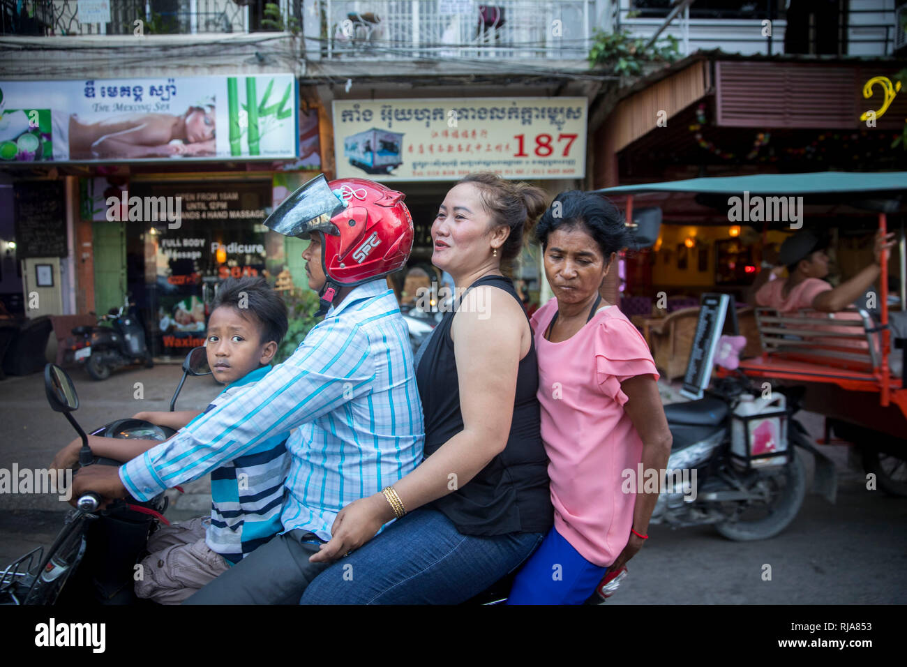 Kambodscha, Phnom Penh, Straßenszene, eine Familie auf einem Mofa Stock Photo