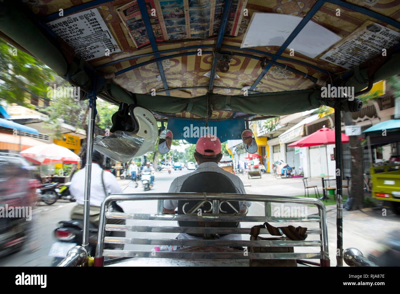 Kambodscha, Phnom Penh, Straßenszene, fahrt in einem Tuk Tuk Taxi Stock Photo