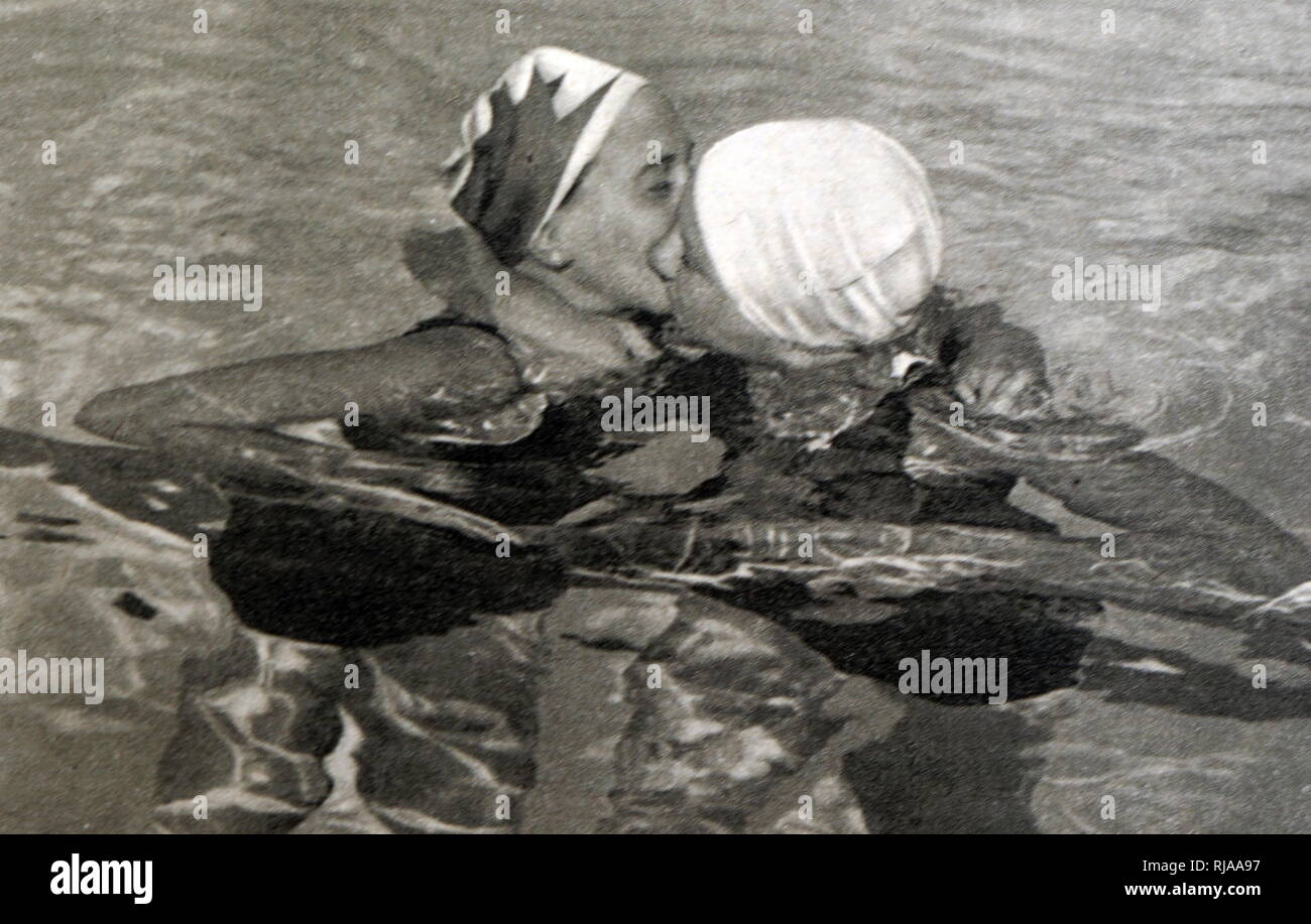 Photograph of Helene Emma Madison (1913 - 1970) who won gold for the USA in the 400 freestyle swimming and Lenore M. Knight (1911 - 2000) who took silver at the 1932 Olympic games. Stock Photo