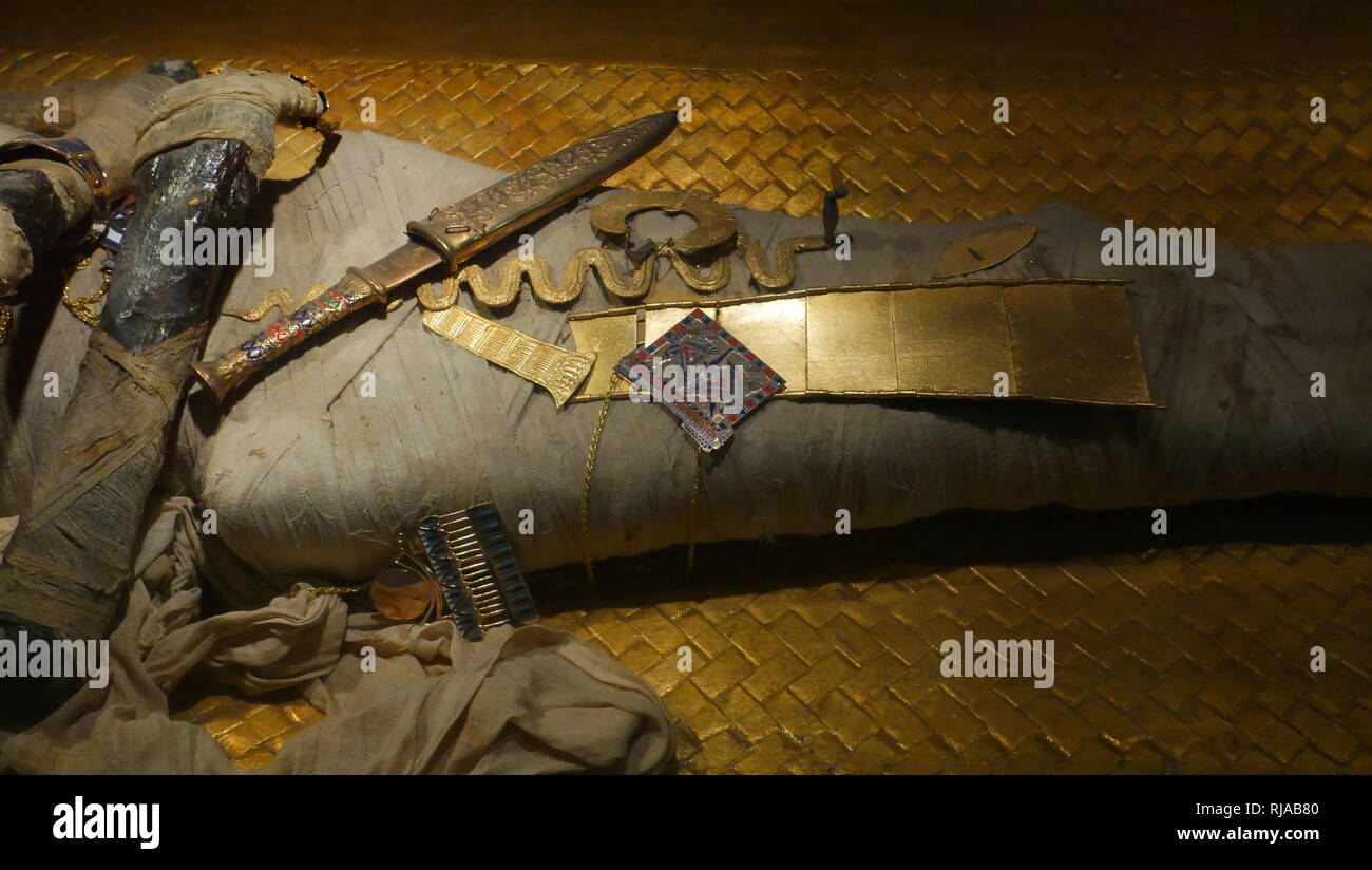 Replica of the Mummy of King Tutankhamen, who ruled over Ancient Egypt from about 1355-1346 BC. pharaoh during the 18th Dynasty of the New Kingdom. On October 28, 1925, English Egyptologist Howard Carter and his team removed the lid on the third and last coffin of the burial chamber in tomb KV62, revealing the mummy of Tutankhamen. His burial chamber was found in the Valley of the Kings in the Theban Necropolis in 1922 Stock Photo