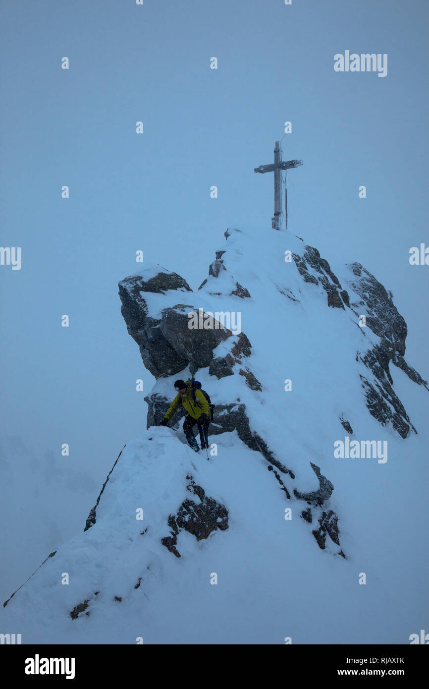 Gipfelkletterei zur Dreiländerspitze im Winter, Silvretta, Vorarlberg, Österreich. Stock Photo