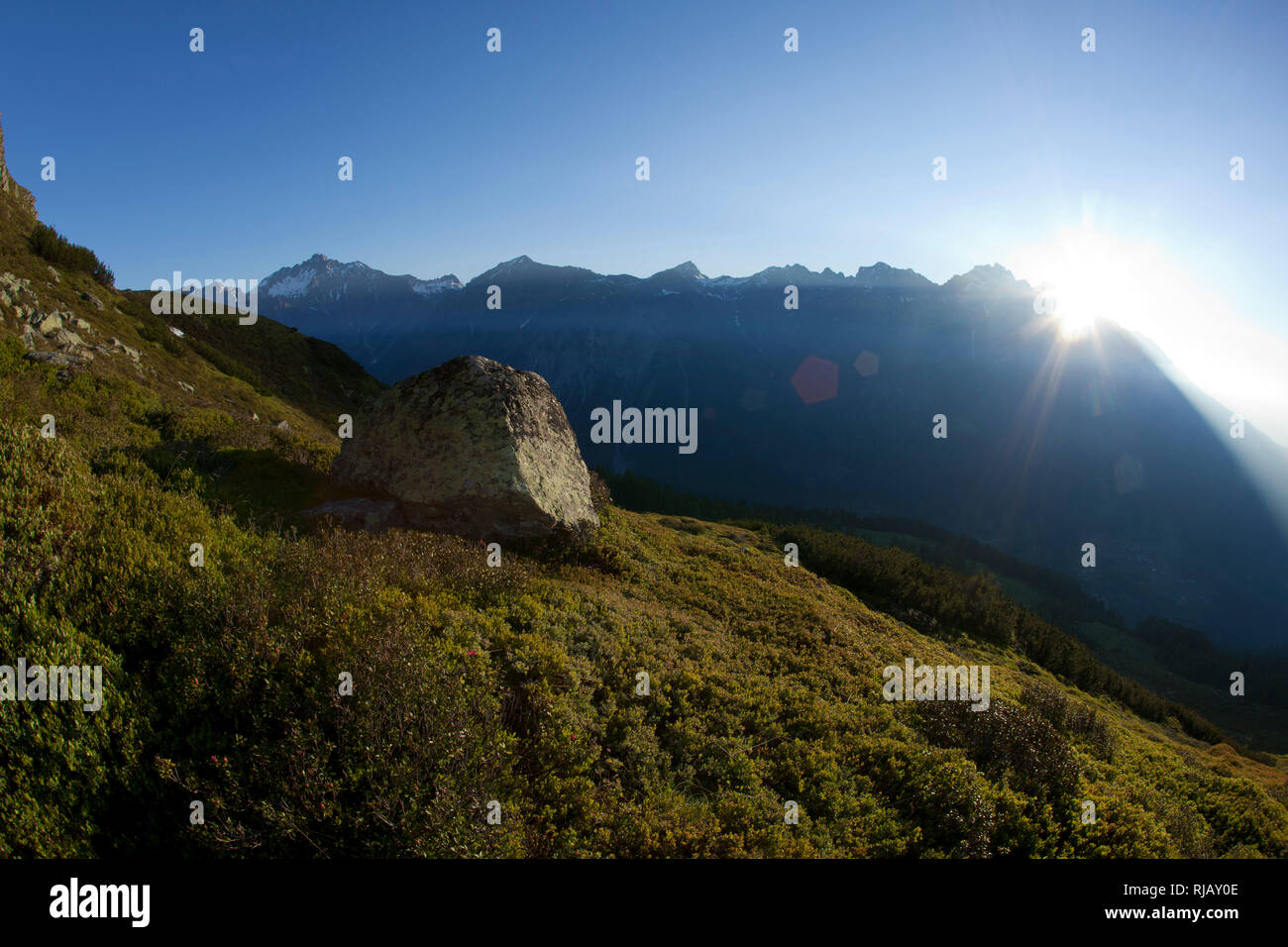 Blick von Granatsch auf den Kamm der Eisenspitze bei Sonnenaufgang, Lechtaler Alpen, Tirol, Österreich. Stock Photo