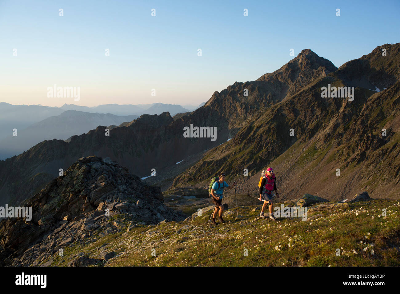 Wanderszene am Gemeindekopf, Geigenkamm, Ötztaler Alpen, Tirol, Österreich. Stock Photo