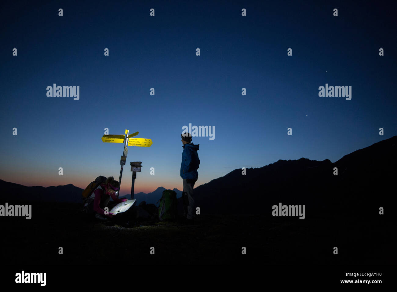 Wanderszene am Grieskogel bei Nacht, Geigenkamm, Ötztaler Alpen, Tirol, Österreich. Stock Photo